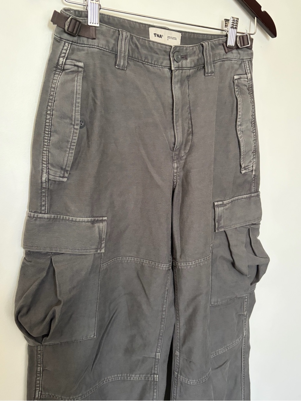Aritzia TNA - Supply Cargo Pant in Lived-in Coal Grey - 0 - Picture 4 of 15